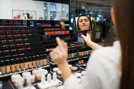 美女销售员在化妆品店是化妆品的美女背景